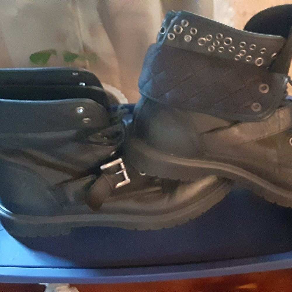Combat boots
